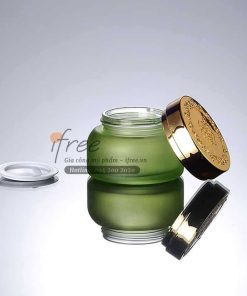 Hũ thủy tinh xanh lá nắp vàng khắc hoa có 3 phần: thân chai, 1 tấm ngăn mỹ phẩm trào và nắp vàng khắc họa tiết hoa - chai lọ mỹ phẩm ifree