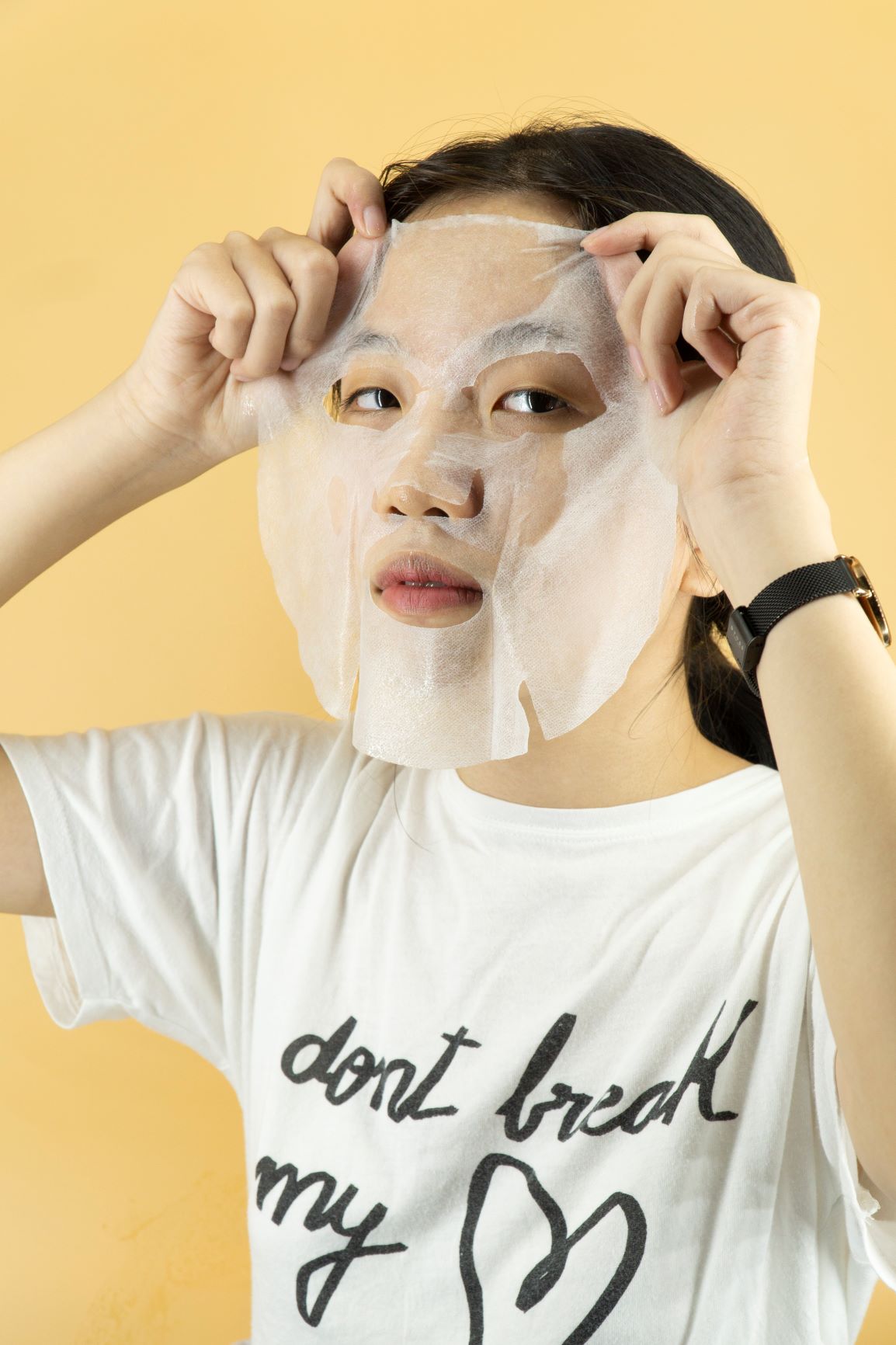 đắp mặt nạ lụa tencel lên mặt