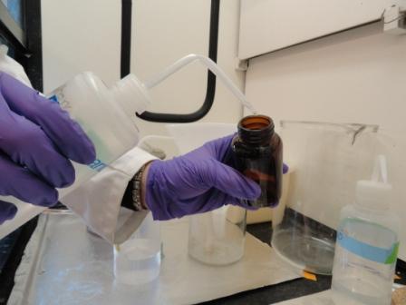 Hướng dẫn vệ sinh dụng cụ thí nghiệm mỹ phẩm đúng chuẩn 6 sat khuan dung cu phong thi nghiem my pham