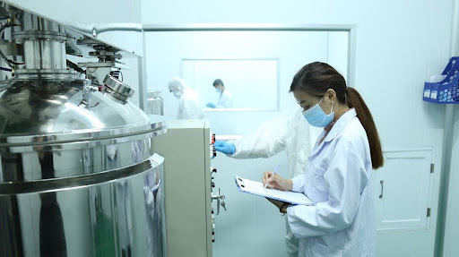 Gia công son môi là gì? Tiêu chí lựa chọn dịch vụ gia công son môi chất lượng, uy tín 10 xuong gia cong son moi min