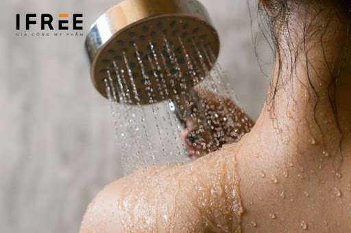 Lưu ngay 6 cách tẩy tế bào chết body tại nhà an toàn và hiệu quả nhất 10 Làm sạch cơ thể với nước ấm trước