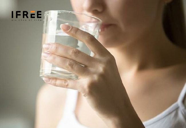 da bị khô dù chăm chỉ bôi kem dưỡng ẩm