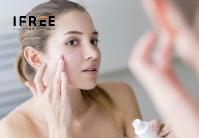 Bôi kem dưỡng ẩm bị rát mặt - Vì sao? 12 Bôi kem dưỡng ẩm bị rát mặt - Vì sao?