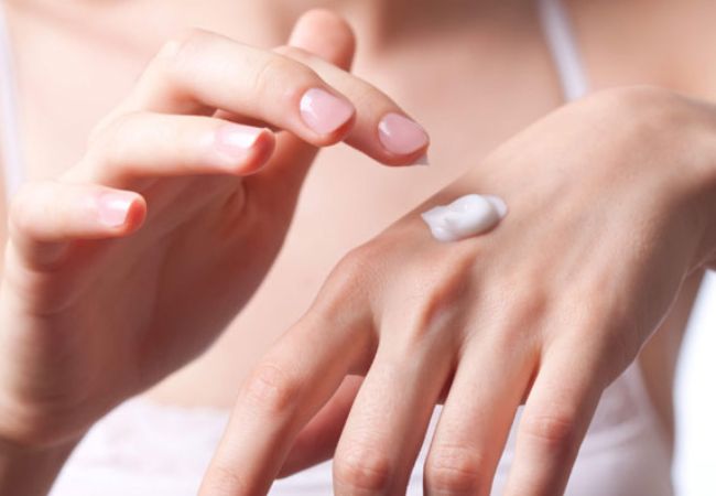 Hướng dẫn cách bôi kem dưỡng ẩm hiệu quả 80 Hướng dẫn cách bôi kem dưỡng ẩm hiệu quả